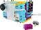 Robot LEGO coloré avec des engrenages et un câblage, illustrant des détails techniques et de construction à des fins pédagogiques.
