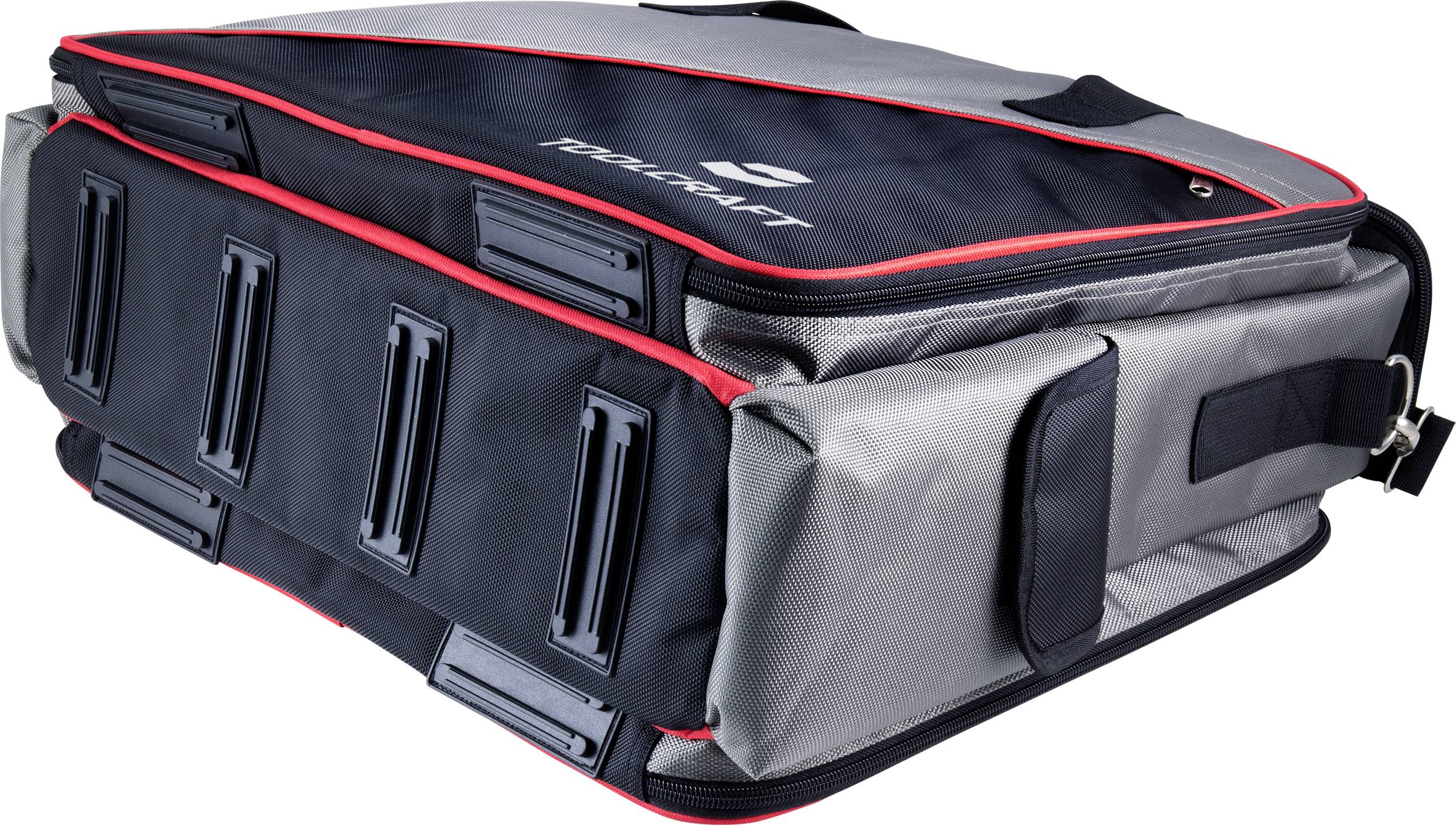 Sac gris et noir avec poignées et détails rouges, idéal pour le transport d'équipement.