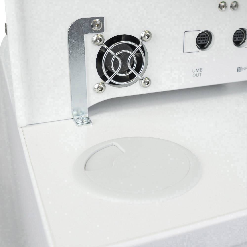 Gros plan d'un appareil de réfrigération, montrant les grilles de ventilation et les prises de raccordement sur la surface blanche.