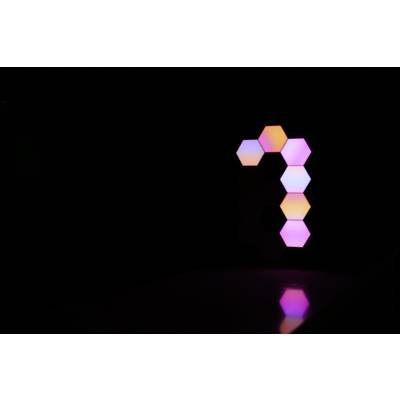 Des panneaux hexagonaux lumineux entrelacés dans différentes couleurs sur un fond noir.