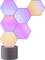 Panneaux LED hexagonaux changeant de couleur en rose, violet et jaune, montés sur un socle rond ; élément lumineux décoratif.