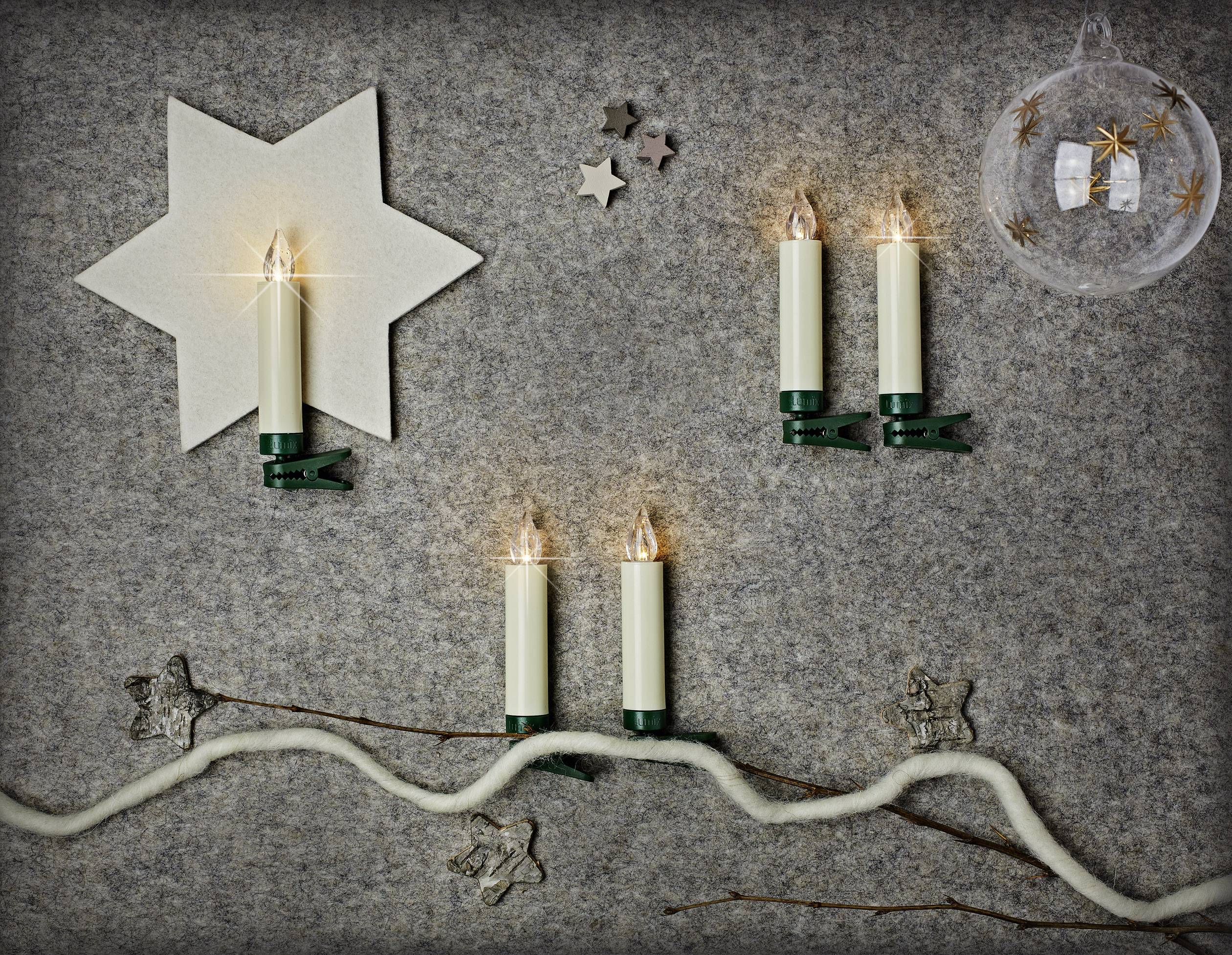 Six bougies électriques disposées sur un support en feutre, arrangées en forme d'un sapin de Noël stylisé, surmonté d'une décoration en forme d'étoile.