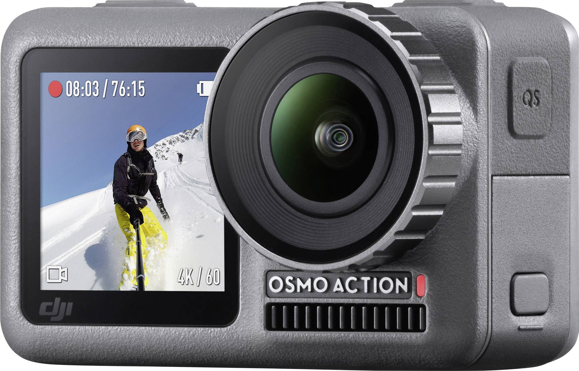 Une caméra d'action affiche sur son écran une personne faisant du ski dans la neige. La caméra est un modèle DJI Osmo Action.