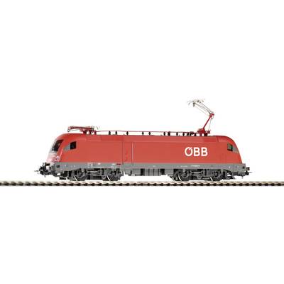 Un train électrique rouge des ÖBB sur une voie ferrée, vue de côté, avec des pantographes marquants et des lignes nettes.