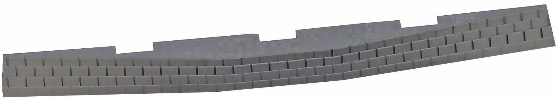 Un morceau de métal gris courbé présentant un motif régulier de fentes rectangulaires.