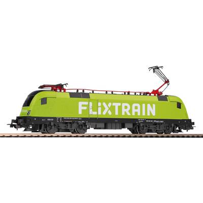Un train Flixtrain vert sur une voie ferrée, vue latérale, caténaire visible, logo distinctif en blanc sur le côté du train.