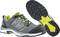 'Chaussure de sport grise et jaune avec semelle antidérapante et matériau respirant, vue latérale et profil de semelle.'
