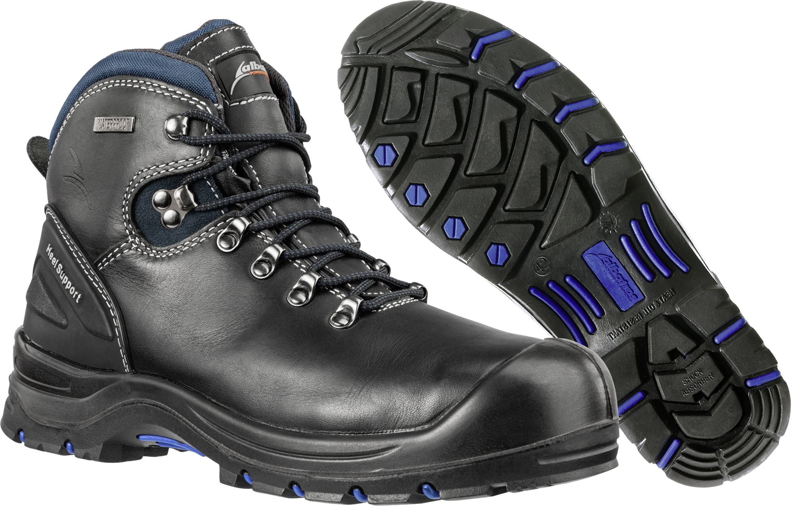 Chaussure de sécurité noire, robuste, avec des touches bleues. La semelle présente un profil profond pour une meilleure adhérence. Idéale pour les environnements de travail.