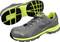 Chaussures de sport gris et vert-jaune en matériau respirant avec semelle stable, présentant les vues de face et de dessous de la chaussure.
