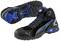 Chaussures de sport noires et bleues avec semelle crantée marquante, adaptées aux activités de plein air. La vue latérale présente le logo de la marque.