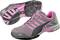 Baskets de sport gris et rose avec semelle crantée et lacets. Le design présente des détails rayés et une utilisation contrastée des couleurs.