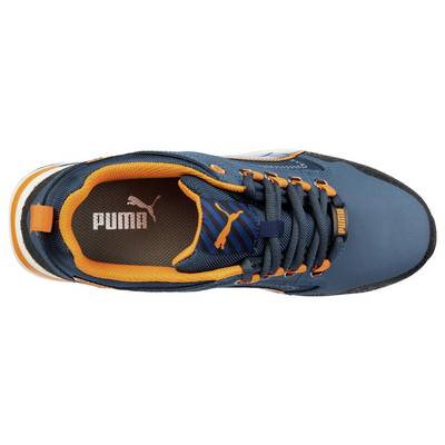 Baskets bleues vues de dessus avec des accents orangés, logo Puma sur la semelle intérieure, design sportif.