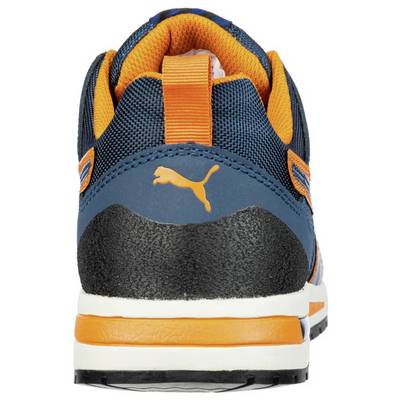 Une chaussure de sport vue de derrière, en bleu et orange, avec un logo Puma sur le talon.