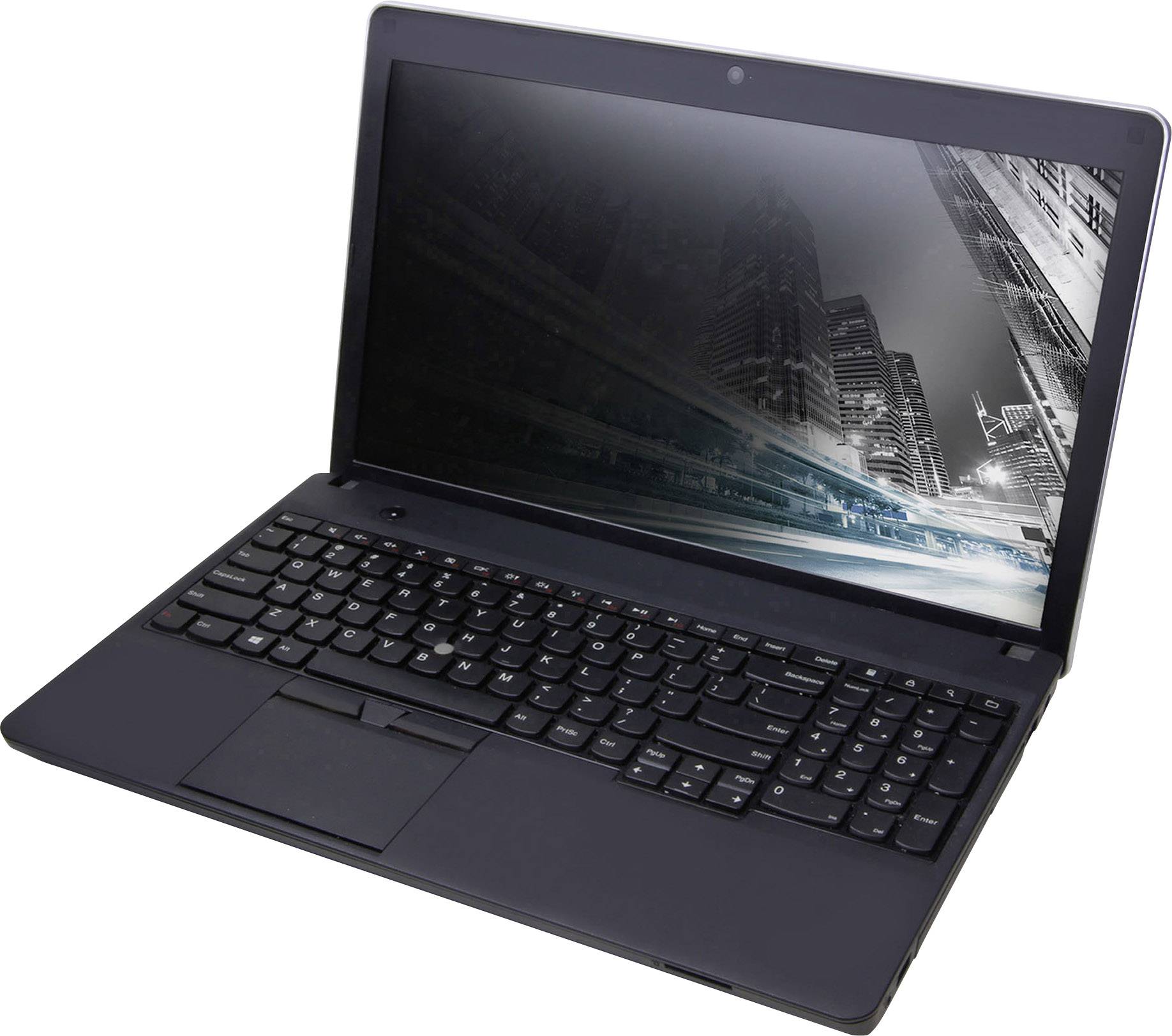 Un ordinateur portable noir avec une vue sur la ville à l'écran. L'ordinateur est ouvert en angle, montrant à la fois le clavier et l'écran.