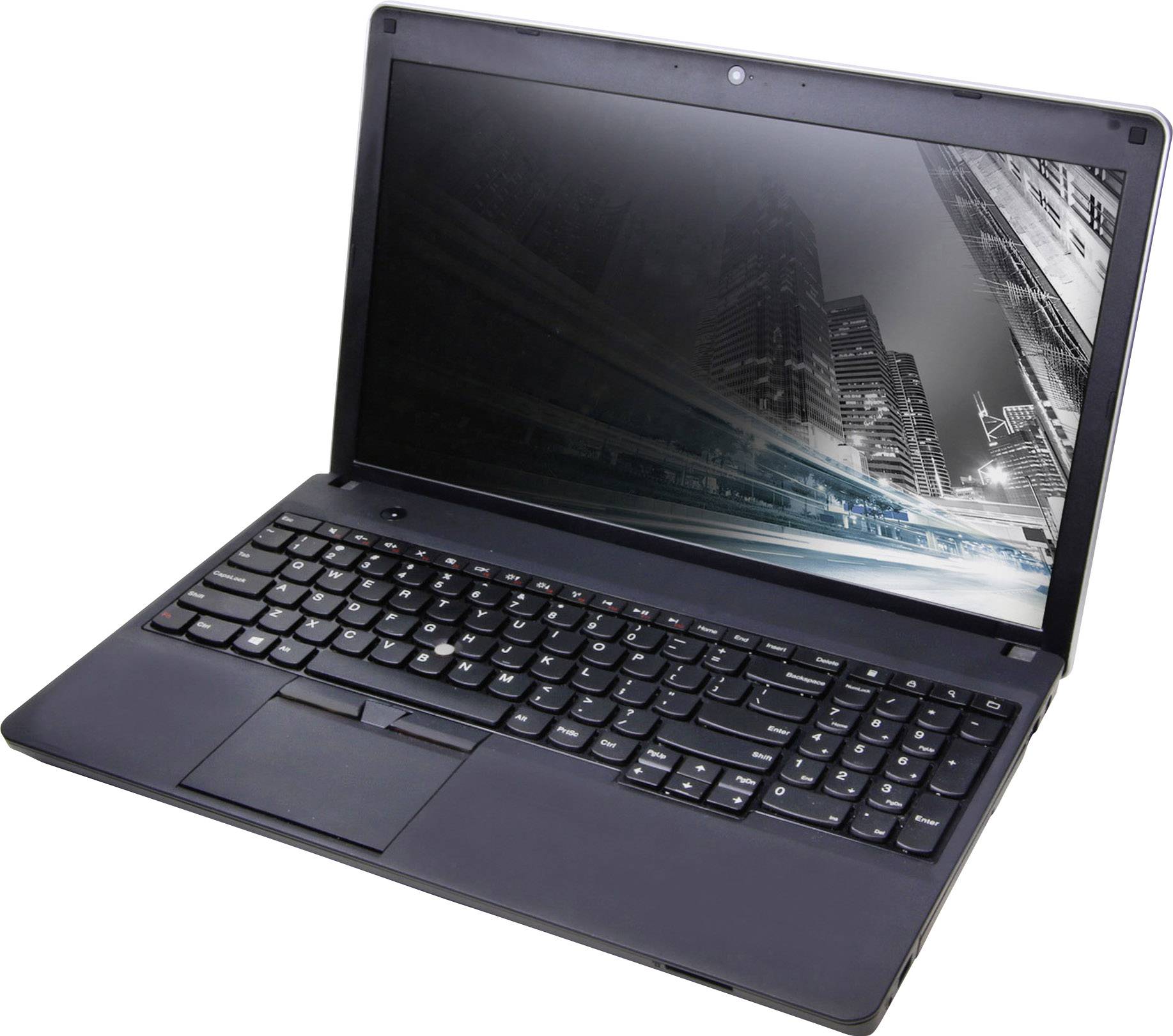 Un ordinateur portable noir avec un clavier rétroéclairé, ouvert et allumé. L'écran affiche une vue de ville de nuit.