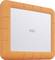 Un disque dur externe LaCie avec un cadre de protection en caoutchouc orange et une surface argentée, adapté à une utilisation robuste.