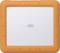 Un disque dur externe portable de LaCie avec un boîtier en caoutchouc orange offrant une résistance aux chocs améliorée.