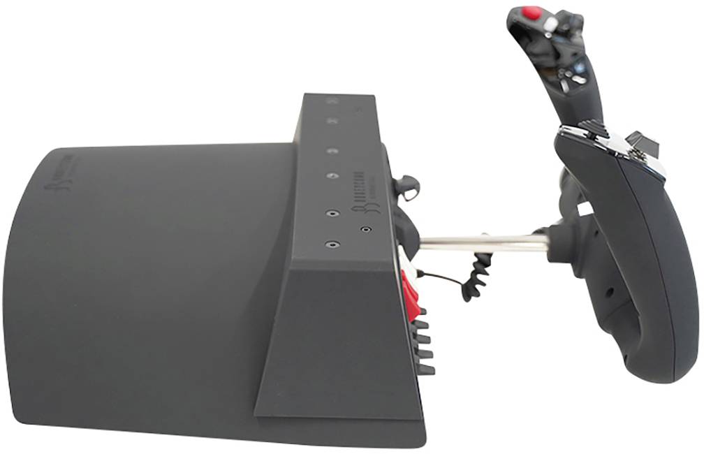 Un manche noir avec des touches de commande. À gauche, on peut voir une console avec plusieurs interrupteurs utilisés pour les simulateurs de vol.