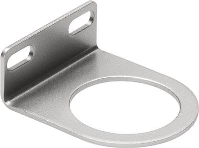 Support métallique avec base rectangulaire et trou circulaire pour fixation. Adapté pour les montages sur surfaces planes.
