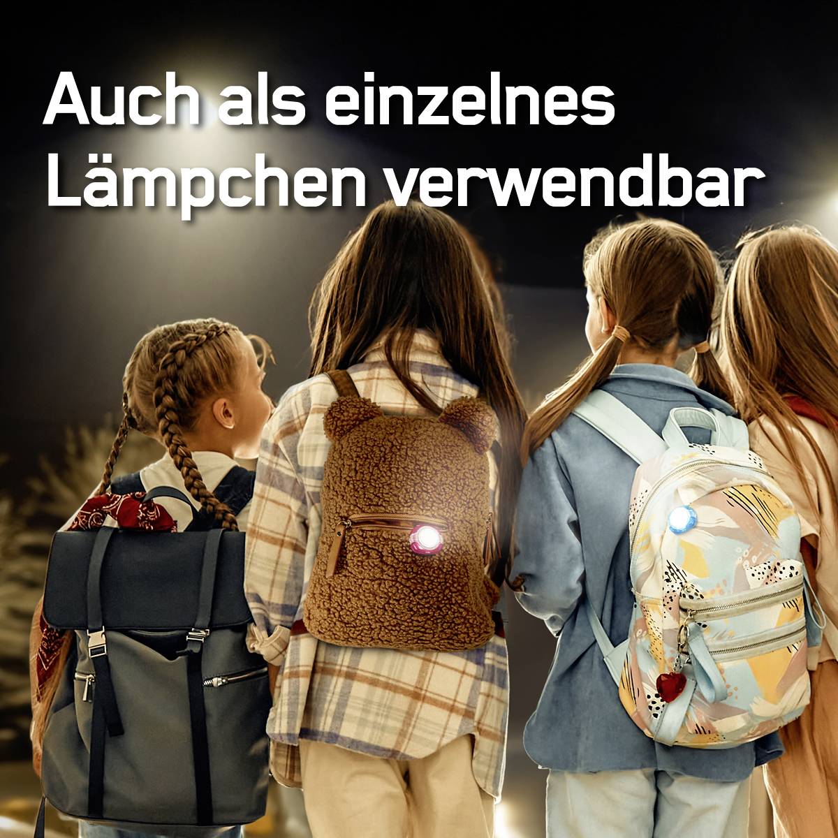 Trois enfants avec des lampes de poche brillantes attachées à leurs sacs à dos sur un fond sombre. Texte : « Peut également être utilisé individuellement. »