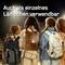 Trois enfants avec des lampes de poche brillantes attachées à leurs sacs à dos sur un fond sombre. Texte : « Peut également être utilisé individuellement. »