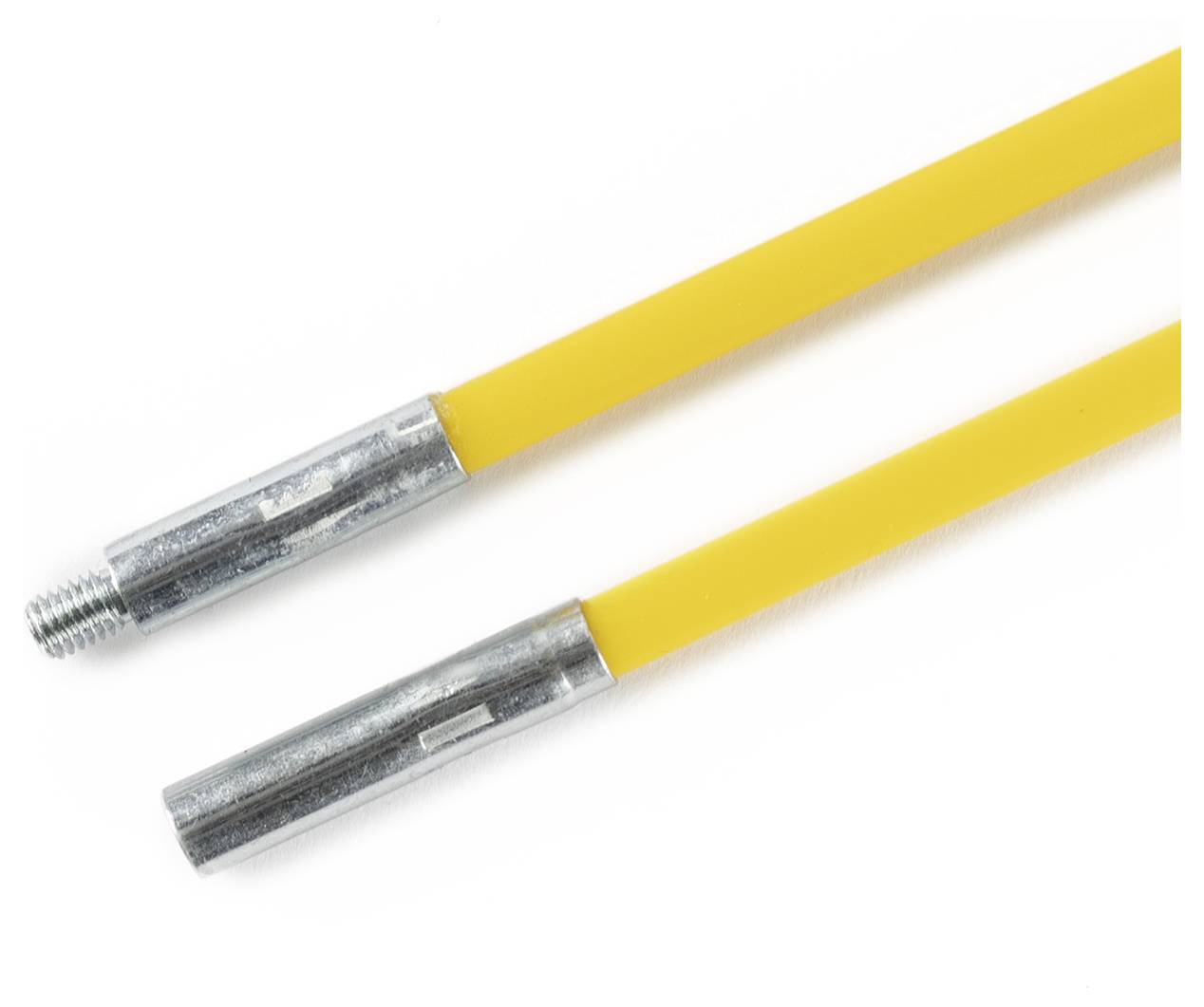 Deux baguettes jaunes avec des embouts en métal, sur un fond blanc.