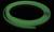 Bande verte lumineuse disposée en spirale sur un fond sombre.