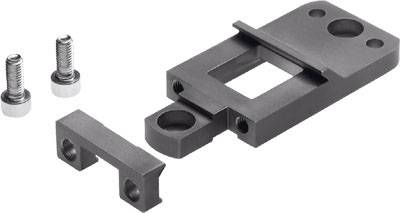 Un support métallique noir avec une ouverture rectangulaire, deux vis et un équerre métallique supplémentaire.