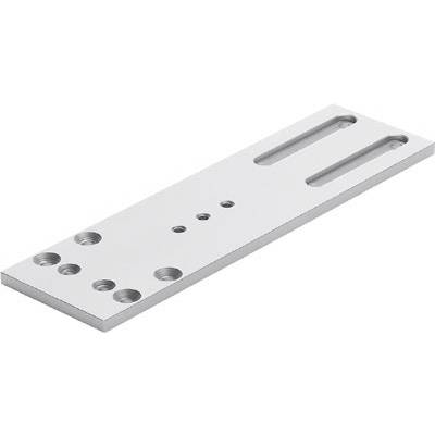 Plaque métallique perforée avec plusieurs trous et deux trous oblongs, probablement utilisée à des fins de fixation dans une construction technique.