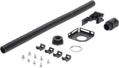 Ensemble de gestion de câbles standard avec un tube flexible, des supports, des vis et des accessoires pour un acheminement sûr des câbles.