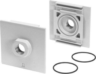 Deux plaques métalliques carrées argentées avec un trou central et des joints d'étanchéité. Elles servent d'éléments de connexion.