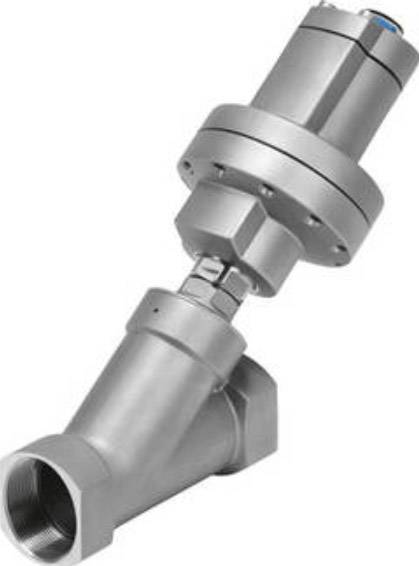 Une valve argentée avec un cylindre incliné, utilisée pour réguler les liquides ou les gaz dans les systèmes de tuyauterie.