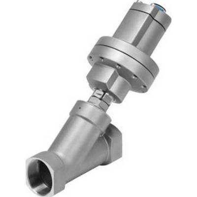 Une valve argentée avec un cylindre incliné, utilisée pour réguler les liquides ou les gaz dans les systèmes de tuyauterie.