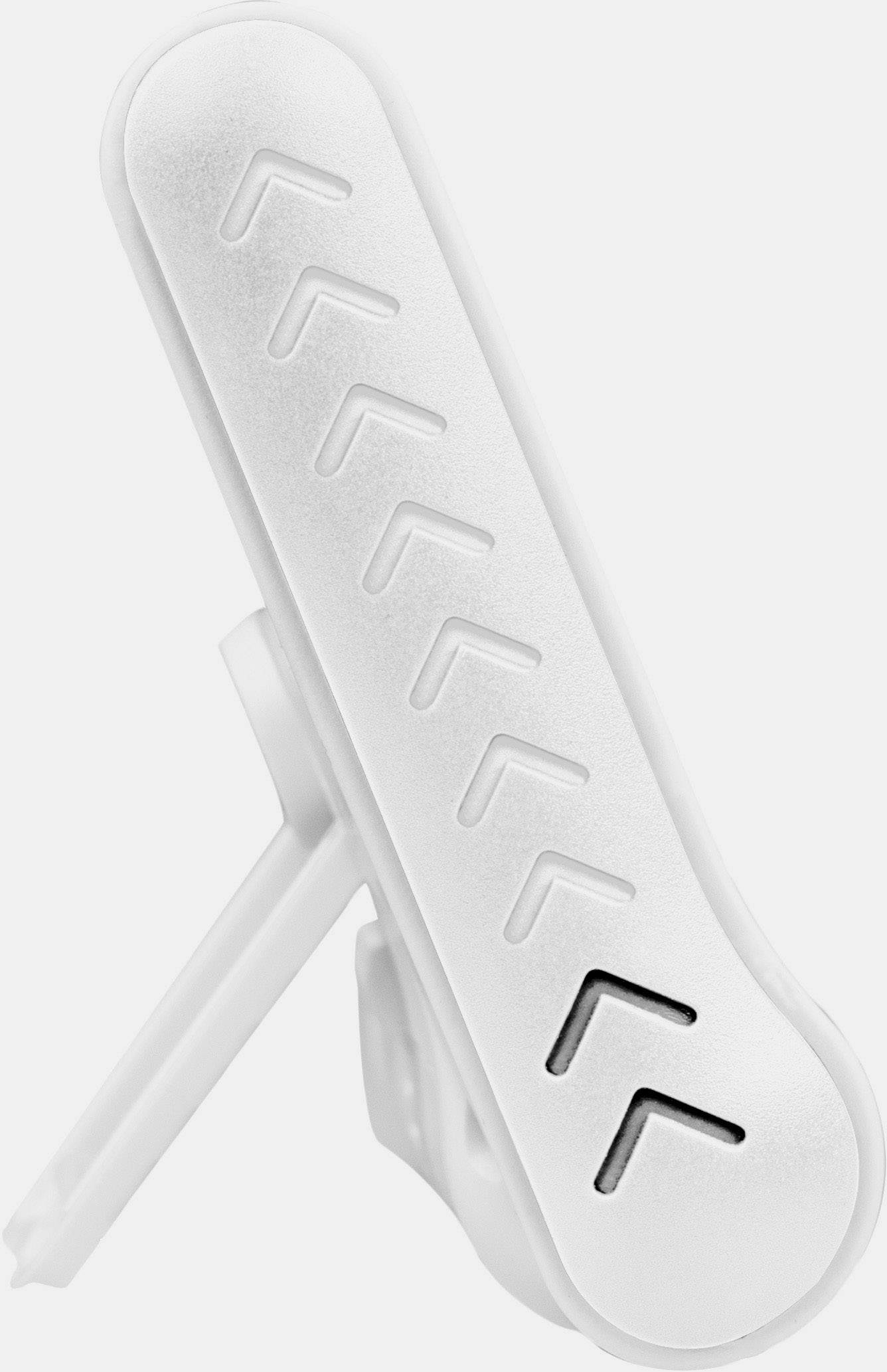 Un socle blanc avec plusieurs fentes diagonales. Adapté à la ventilation ou à la stabilisation d'un appareil.