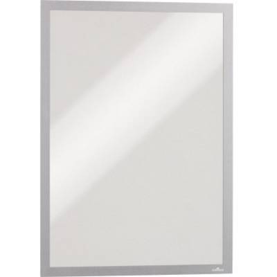 Un miroir rectangulaire avec un fin cadre argenté.