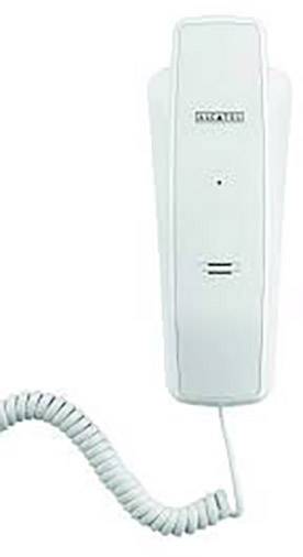 Un téléphone mural blanc avec combiné et cordon spiralé. Il est simplement conçu et sert à passer des appels.