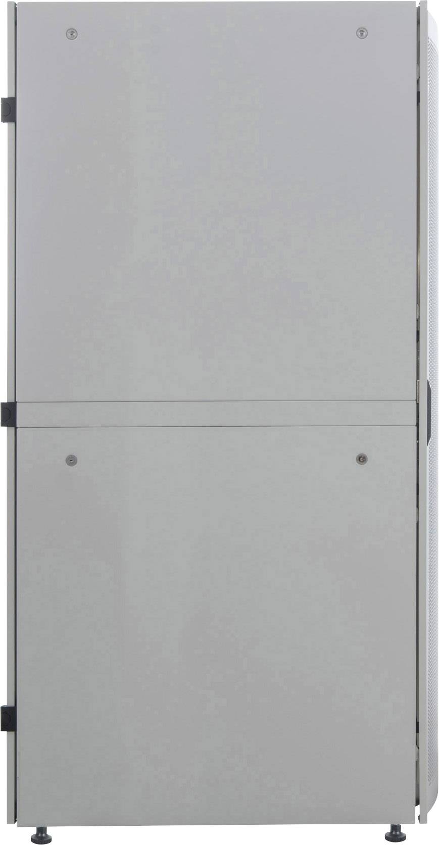 Un appareil gris rectangulaire, probablement un réfrigérateur, est placé devant un fond clair, sa porte étant fermée.
