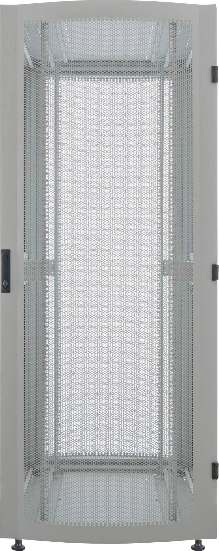 Un châssis de rack serveur vide avec une porte métallique perforée, prêt à accueillir des équipements informatiques, dans une salle technique.