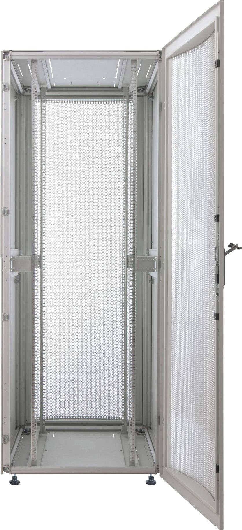 Armoire serveur ouverte et vide, dotée d'un châssis métallique perforé et de portes de ventilation, reposant sur des pieds réglables.