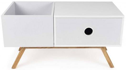 Table de chevet blanche et moderne, avec une niche ouverte à gauche et un tiroir à poignée ronde à droite, reposant sur des pieds en bois.