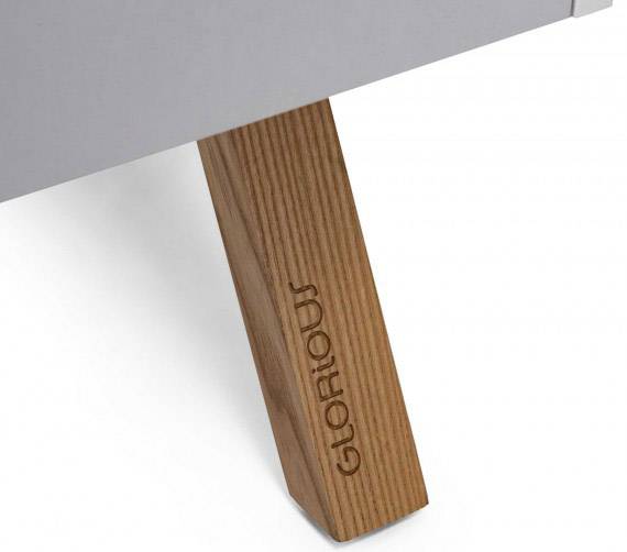 Pied de table en bois avec inscription gravée 'GLORIOUS'.