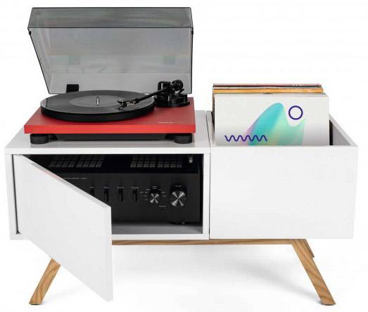 Un buffet blanc avec un compartiment ouvert qui abrite une platine vinyle. À côté de la platine, des disques vinyles sont disposés.