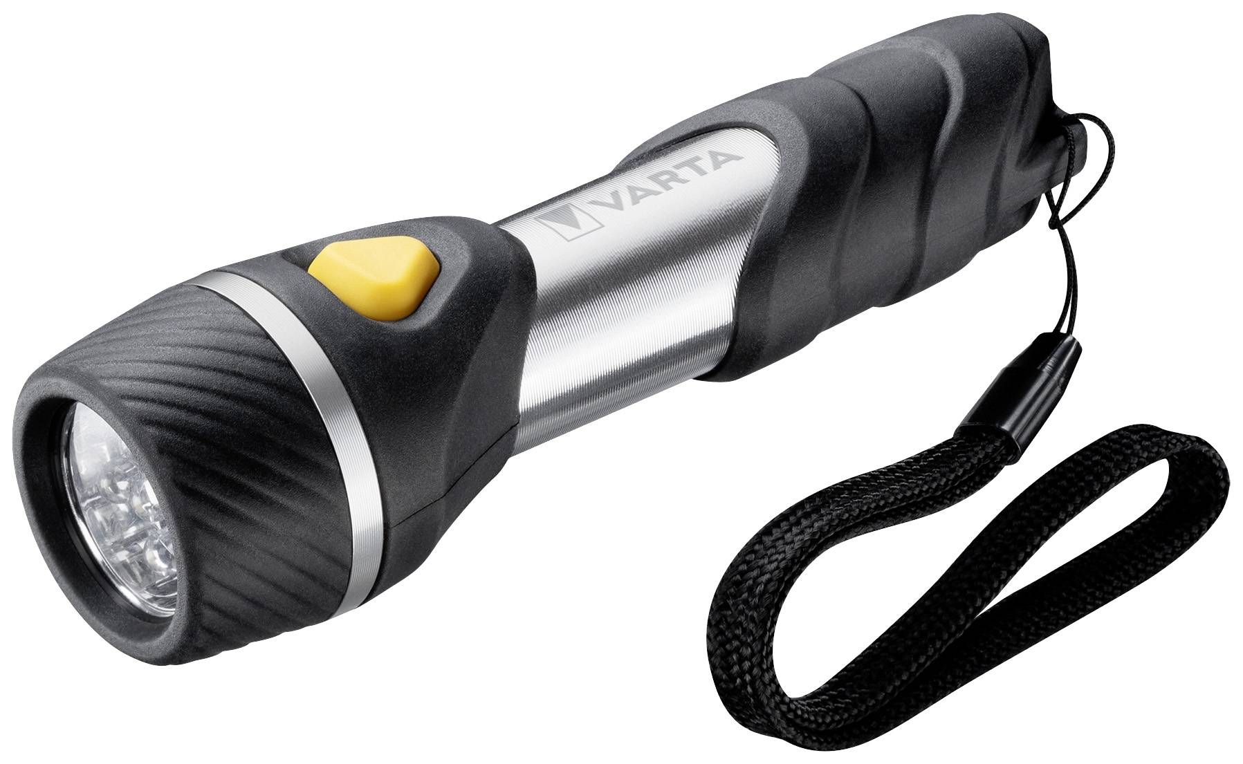 Une lampe de poche noire et argentée avec un bouton jaune et une lanière de transport, marquée du nom de marque 'Varta'.