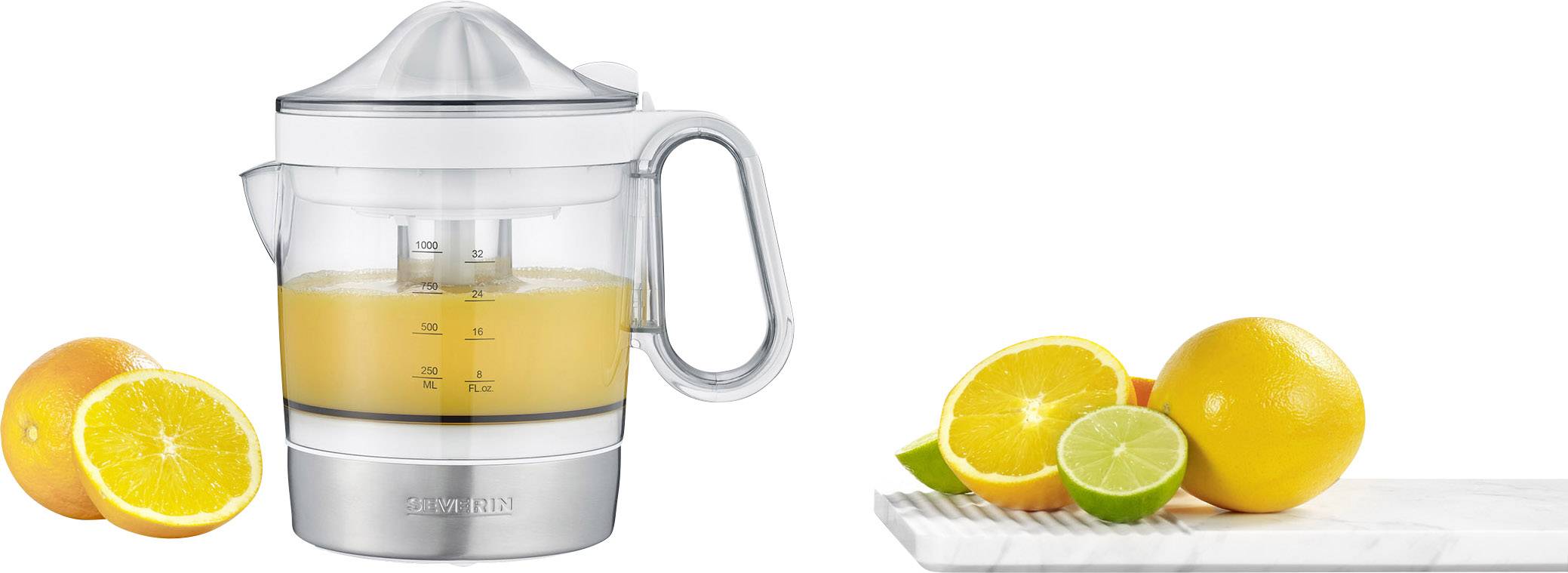 Image d'un extracteur de jus électrique à côté d'oranges, de citron vert et de citron coupés sur une planche à découper. L'extracteur contient du jus d'orange fraîchement pressé.