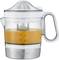 Un extracteur de jus électrique transparent avec une échelle en millilitres et en onces affiche 500 ml de jus d'orange fraîchement pressé.