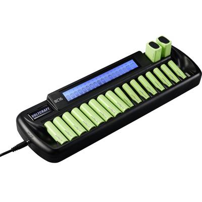 Un chargeur de batterie contenant 16 batteries vertes sur une plateforme noire, avec deux batteries plus grandes. Un écran affiche des informations de charge.