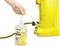 Une main relie une bouteille de nettoyant universel à un nettoyeur haute pression jaune.