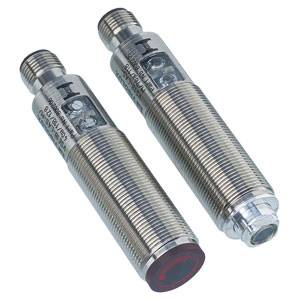 Deux barrières lumineuses de sécurité cylindriques en métal avec filetage. L'une a un capteur rouge, l'autre un boîtier transparent.