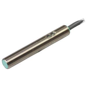 Un capteur de proximité cylindrique fileté avec connexion de câble, utilisé pour la détection de distance dans des applications industrielles.