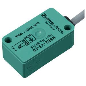 Capteur rectangulaire vert de Pepperl+Fuchs avec connexion par câble, numéro de modèle 'NBB2-V3-E3', tension '10-30V DC', pays de production 'Allemagne'.